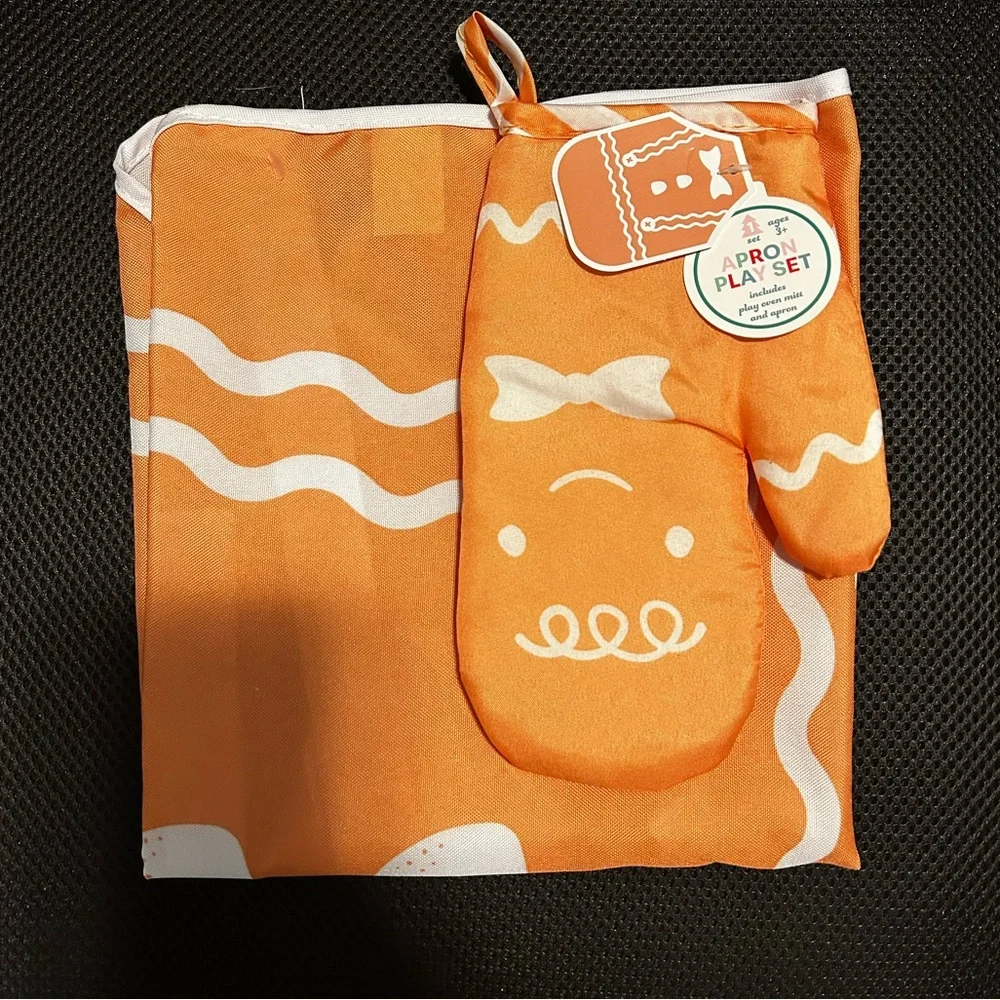 NWT Kids Play Apron and Mitt‎ Set